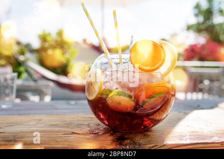 Sangria punch dans un bocal en verre avec des fruits Banque D'Images