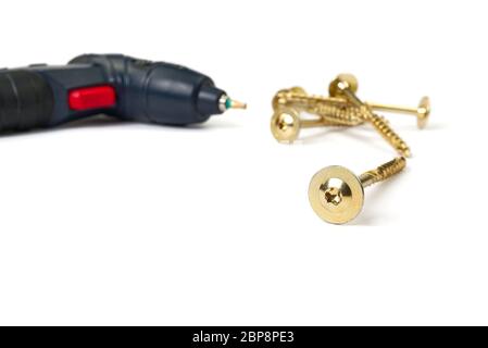 vis torx en zinc jaune et tournevis électrique, isolés sur blanc. vis pour embout torx. Banque D'Images