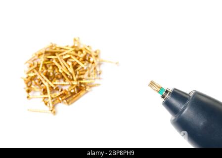 vis torx en zinc jaune et tournevis électrique, isolés sur blanc. vis pour embout torx. Banque D'Images