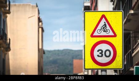 Panneau routier l'attention sur l'interdiction du vélo à dépasser 30 km / h en Espagne Banque D'Images