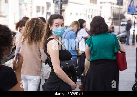 Roma, Italie. 18 mai 2020. Les gens alignés devant le magasin Zara de via del Corso à Rome aujourd'hui, lundi 18 mai 2020, les magasins de vêtements de Rome ont rouvert, avec les mesures de sécurité qu'ils doivent respecter pour la pandémie Covid-19 (photo de Matteo Nardone/Pacific Press) crédit: Pacific Press Agency/Alay Live News Banque D'Images