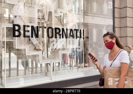 Roma, Italie. 18 mai 2020. Les gens alignés devant le magasin Zara de via del Corso à Rome aujourd'hui, lundi 18 mai 2020, les magasins de vêtements de Rome ont rouvert, avec les mesures de sécurité qu'ils doivent respecter pour la pandémie Covid-19 (photo de Matteo Nardone/Pacific Press) crédit: Pacific Press Agency/Alay Live News Banque D'Images