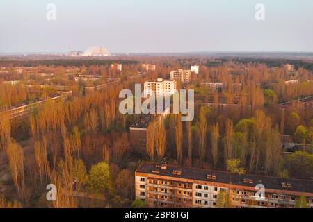 Drone survole la ville abandonnée de Pripyat, Ukraine. Ville de Pripyat près de la centrale nucléaire de Tchernobyl au coucher du soleil. Contamination radioactive Banque D'Images