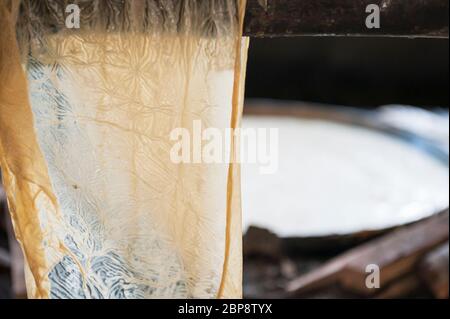 Gros plan d'une peau de tofu séchant avec une casserole de lait de soja en ébullition à l'arrière-plan. Île de la soie, Phnom Penh, Cambodge, Asie du Sud-est Banque D'Images