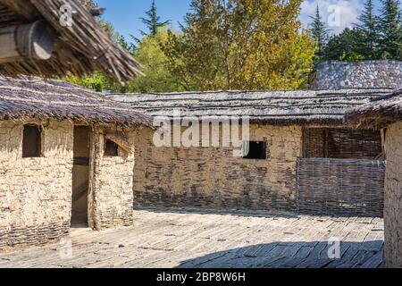 Ancien reconstruit huttes traditionnelles dans la baie de l'os, Musée sur l'eau, de l'amoncellement de reconstruction authentique règlement d'habitation, Ohrid, Republi Banque D'Images