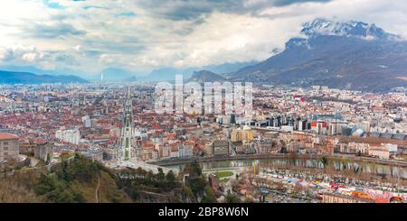Superbe vue panoramique vue aérienne de les rives de la rivière Isère, pont, les toits et les Alpes françaises sur l'arrière-plan, Grenoble, France Banque D'Images