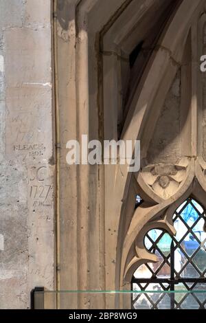 Détail de veuve avec graffiti ancien. Cathédrale de Winchester - exposition Kings & Scribes, Winchester, Royaume-Uni. Architecte: Nick Cox Architects a Banque D'Images