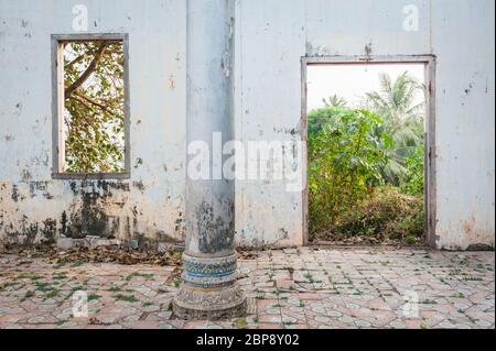 Bâtiment abandonné, Phnom Penh, Cambodge Banque D'Images