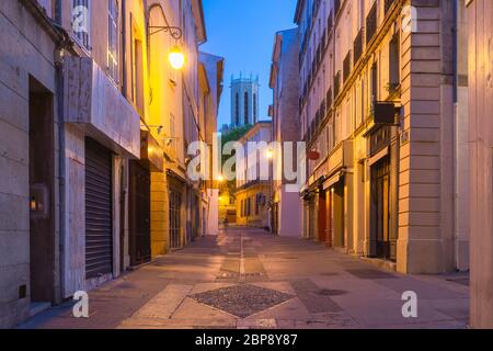 Rue vide et Cathédrale d'Aix ou Cathédrale du Saint Sauveur d'Aix-en-Provence la nuit, Provence, sud de la France Banque D'Images