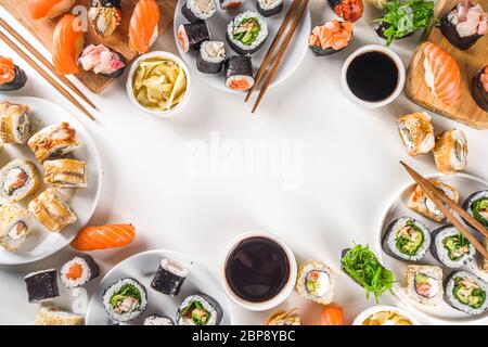 Cuisine japonaise. Grand set de sushis. Assortiment de petits pains sashimi, maki et sushi avec différents garnitures - thon, bar de mer, saumon, crevettes, végétabl Banque D'Images