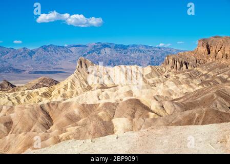 Formulaire de mudstones Zabriskie Point Death Valley Badlands National Park en Californie, USA Banque D'Images