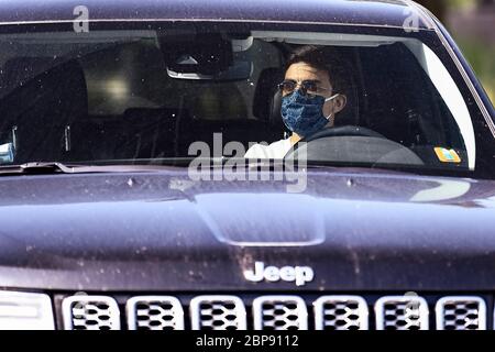 Turin, Italie. 18 mai 2020. TURIN, ITALIE - 18 mai 2020 : Paulo Dybala, de Juventus FC, portant un masque facial, arrive en voiture au terrain d'entraînement de Continassa pour assister à une séance d'entraînement. Serie A prévoit de reprendre sa saison le 13 juin, sous réserve de l'approbation du gouvernement, après la pause pendant l'urgence du coronavirus COVID-19. (Photo de Nicolò Campo/Sipa USA) crédit: SIPA USA/Alay Live News Banque D'Images