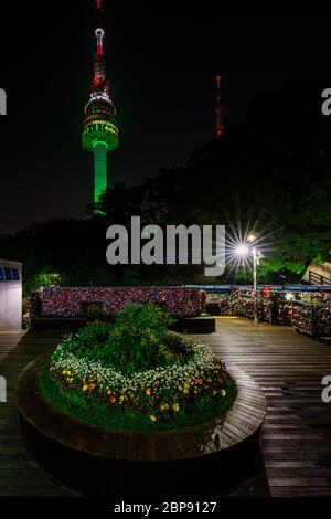 Séoul, Corée du Sud - 16 mai 2020 : la tour Namsan est un parc populaire de Séoul, avec des visites dans la tour de nombreux sentiers. Banque D'Images