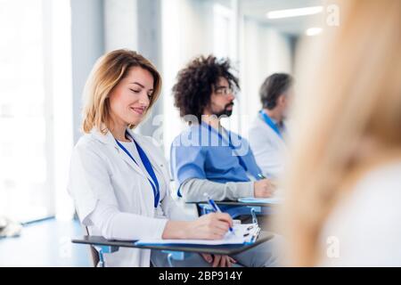 Groupe de médecins en conférence, équipe médicale assise et à l'écoute. Banque D'Images