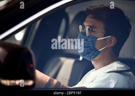 Turin, Italie. 18 mai 2020. TURIN, ITALIE - 18 mai 2020 : Paulo Dybala, de Juventus FC, portant un masque facial, arrive en voiture au terrain d'entraînement de Continassa pour assister à une séance d'entraînement. Serie A prévoit de reprendre sa saison le 13 juin, sous réserve de l'approbation du gouvernement, après la pause pendant l'urgence du coronavirus COVID-19. (Photo de Nicolò Campo/Sipa USA) crédit: SIPA USA/Alay Live News Banque D'Images