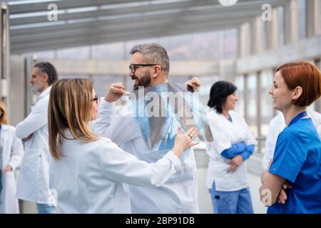Groupe de médecins debout dans le couloir sur la conférence médicale, s'amuser. Banque D'Images