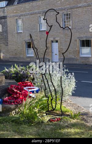 Personnages fantomatiques du soldat de la première Guerre mondiale, là mais pas là silhouette, Tommy, Northleach, Cotswolds Royaume-Uni Banque D'Images