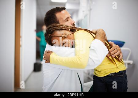 Médecin ayant une conversation avec une fille triste à l'hôpital. Médecin consolant enfant Banque D'Images