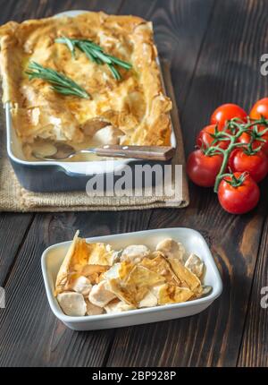 Pâté au poulet avec philo sur la table en bois Banque D'Images