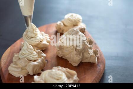 Le processus de création de dessert Pavlova, décorant la meringue avec la crème Banque D'Images