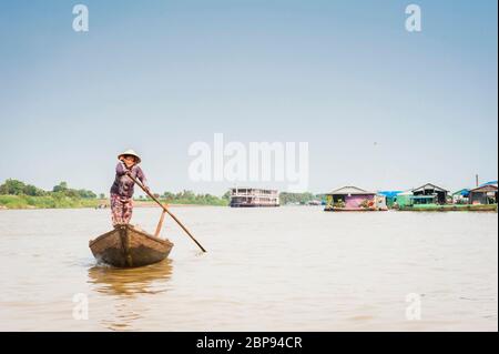 Une femme sur un bateau fluvial dans le village flottant de Kompong Chnnang, Krong Kampong Chhnang, Cambodge, Asie du Sud-est Banque D'Images