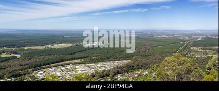 Vue panoramique vers le sud-ouest de la tour de guet au sommet du mont Beerburrum, Glass House Mountains, Australia Banque D'Images