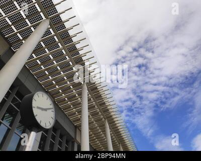 La gare ferroviaire grande vitesse Miaoli sous le ciel bleu, Taiwan Banque D'Images