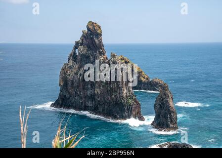 Formation de roches Ilheus da Rib près de Ribeira da Janela sur la côte nord de Madère, Portugal. Banque D'Images