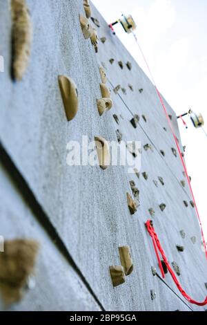 Mur d'escalade extérieur, mur artificiel avec poignées pour les mains et les pieds. Banque D'Images