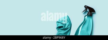 Bouteille en plastique transparent de produit nettoyant, liquide de nettoyage pour fenêtre domestique et chiffon sur fond bleu. Bannière de la vue de dessus avec espace de copie. Pose à plat. Bouteille de détergent. Banque D'Images