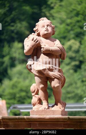 Angel, statue dans le jardin du cloître Bronnbach dans Reicholzheim près de Wertheim, Allemagne Banque D'Images