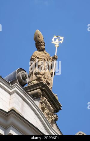 Saint Martin avec le mendiant statue sur le portail principal de la Basilique de Saint Martin et Oswald à Weingarten, Allemagne Banque D'Images