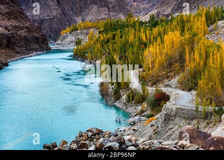 Indus River Alchi village dans le district de Leh de Ladakh, Inde Banque D'Images