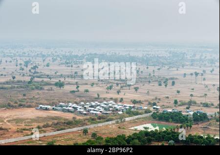 Vue sur les maisons et le paysage de la province de Kampong Speu depuis la montagne Oudong. Cambodge, Asie du Sud-est Banque D'Images