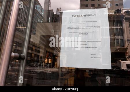 Panneau temporairement fermé au magasin Emporio Armani sur la cinquième avenue en raison de la pandémie du coronavirus ou du covid-19 Banque D'Images