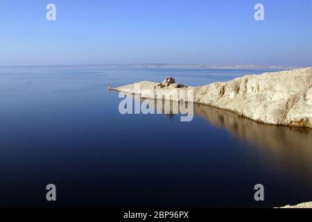 Phare et les ruines de l'extrême sud de l'île de Pag en Croatie Banque D'Images