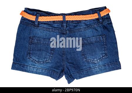 Short Jeans isolés. Court Pantalon de jeans élégant tendance avec ceinture en cuir orange pour enfant fille isolé sur un fond blanc. Denim mode shor Banque D'Images