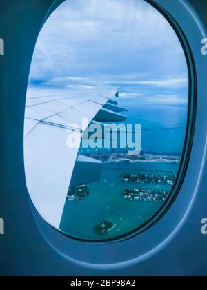 Horizon de Miami Beach depuis le hublot de l'avion le jour Banque D'Images