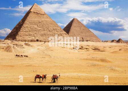 Vue sur la pyramide de Khafré et la pyramide de Chéops, le désert de Gizeh, Egypte. Banque D'Images