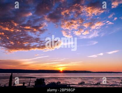 Magnifique coucher de soleil en Slovénie avec le ciel lilas, Europe. Banque D'Images