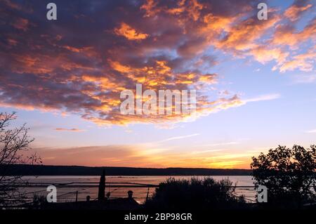 Ciel nuageux de lilas dans les camps de Slovénie, Europe. Banque D'Images