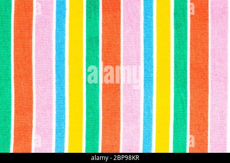 Fond arc-en-tissu. Gros plan du textile avec arc-en-ciel colorés frais parallèles texturés rayures verticales. Résumé concept d'été. Banque D'Images
