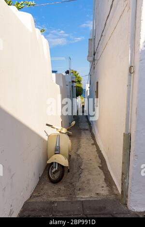 Scooter dans rue étroite du village de Stromboli, Iles Eoliennes, Italie Banque D'Images