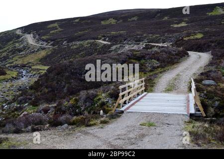 Le circuit de Glen Gynack et le pont en bois sur Allt Mor sur la route de Scottish Mountain Corbett Carn an Fhreiceadain, parc national de Cairngorms, Écosse. Banque D'Images