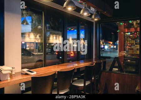 Alberta, Canada - 04 2019 oct : intérieur du restaurant avec bar en bois et éclairage brillant dans la ville en hiver Banque D'Images