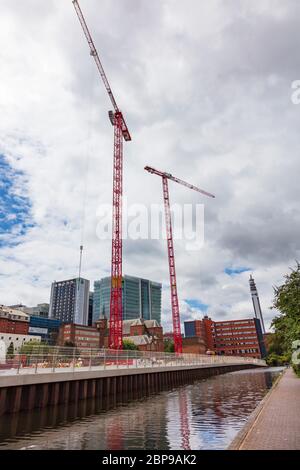 Développements le long du canal de Birmingham et Fazeley, des blocs de haute élévation autour de la cathédrale catholique romaine de St Tchad, Birmingham, Royaume-Uni Banque D'Images