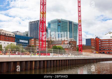 Développements le long du canal de Birmingham et Fazeley, des blocs de haute élévation autour de la cathédrale catholique romaine de St Tchad, Birmingham, Royaume-Uni Banque D'Images