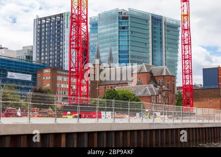 Développements le long du canal de Birmingham et Fazeley, des blocs de haute élévation autour de la cathédrale catholique romaine de St Tchad, Birmingham, Royaume-Uni Banque D'Images