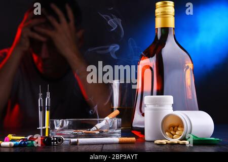 Les substances addictives et la figure d'un homme accro. Banque D'Images