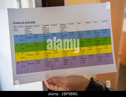 Dresde, Allemagne. 18 mai 2020. Une enseignante de l'école primaire tient un calendrier entre ses mains. À partir de ce lundi, les écoles primaires et secondaires ouvriront à nouveau leurs portes après des semaines de vacances obligatoires en raison de la pandémie de Corona. Crédit : Robert Michael/dpa-Zentralbild/dpa/Alay Live News Banque D'Images